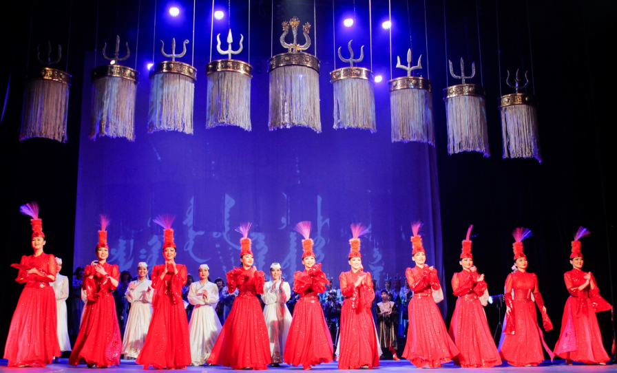 Наран мандааж, саран гийлгэсэн Монголын их хатад дахин мориллоо